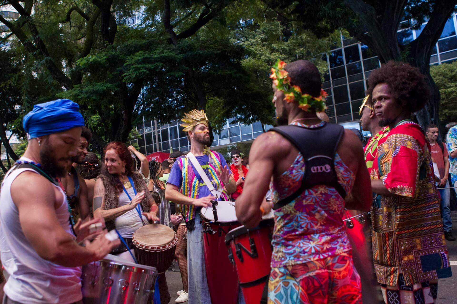 Bloco Pena de Pavão de Krishna faz desfile espiritual em comunidade mineira